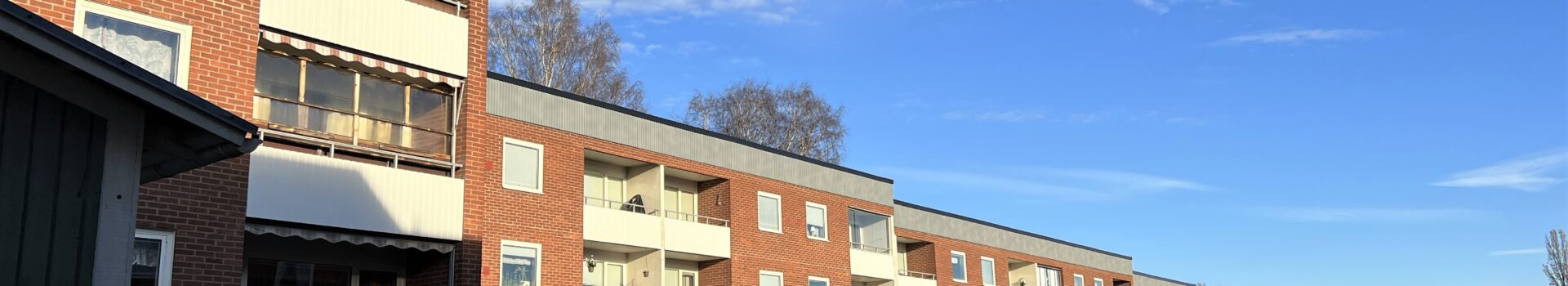 Bild på trevåningshus i tegel