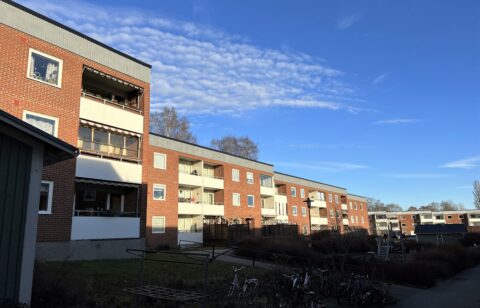 Bild på trevåningshus i tegel