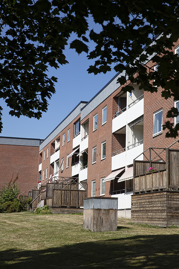 Bild på trevåningshus i tegel