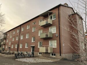 Ett rött trevåningshus