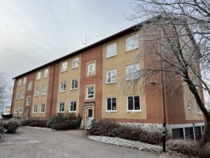 Ett rött och gult trevåningshus