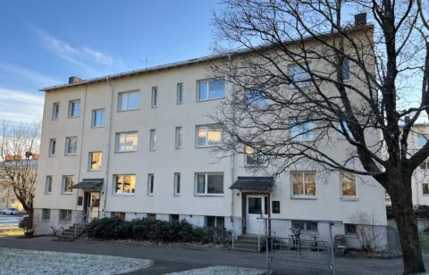 Ett gult trevåningshus med två trappuppgångar