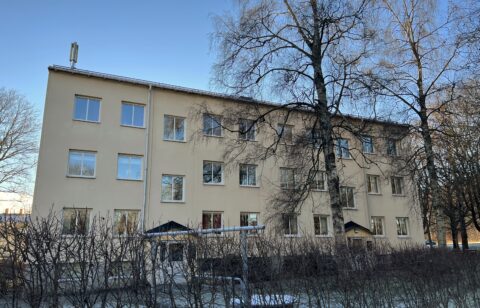 Ett gult trevåningshus med två trappuppgångar