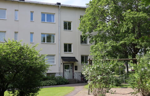 Trevåningshus med lummig gård