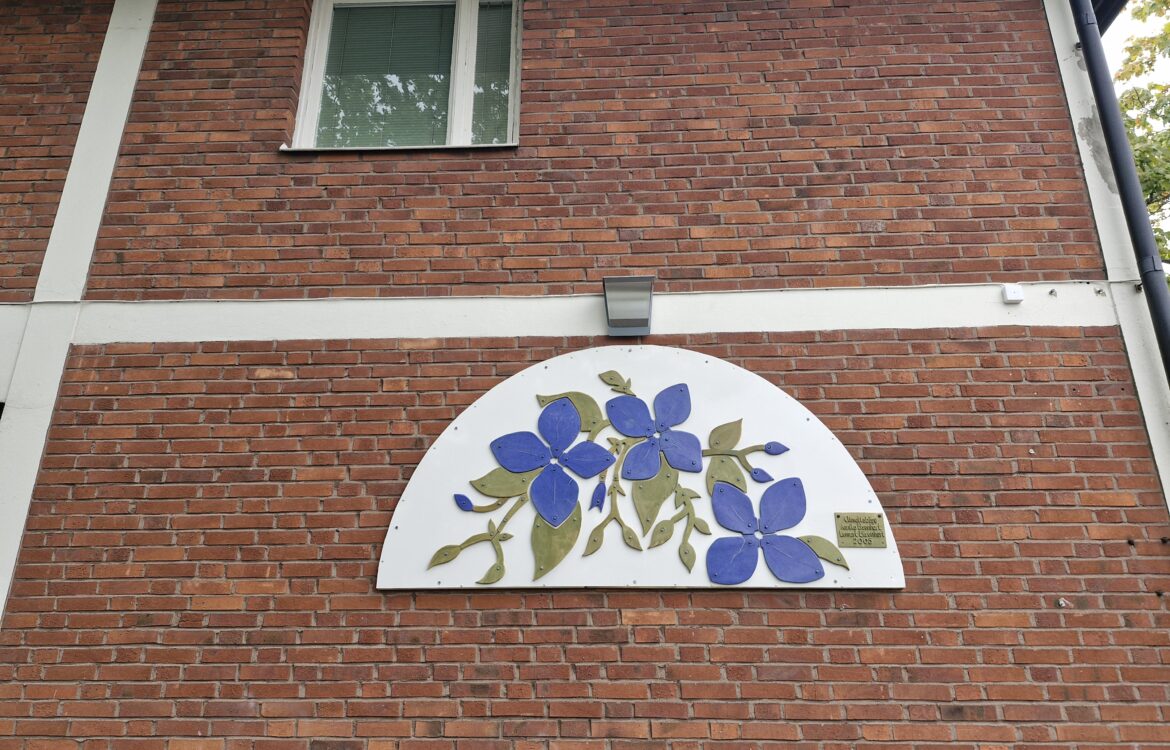 En vit halvmåne med blå klematis i keramik