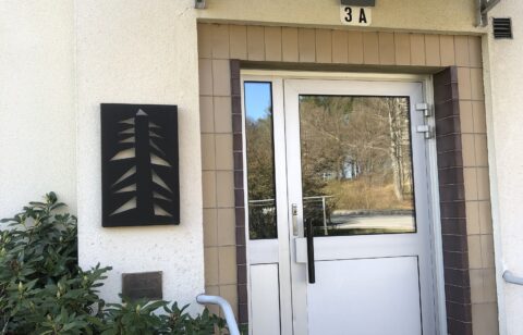 Platta av utskuren metall