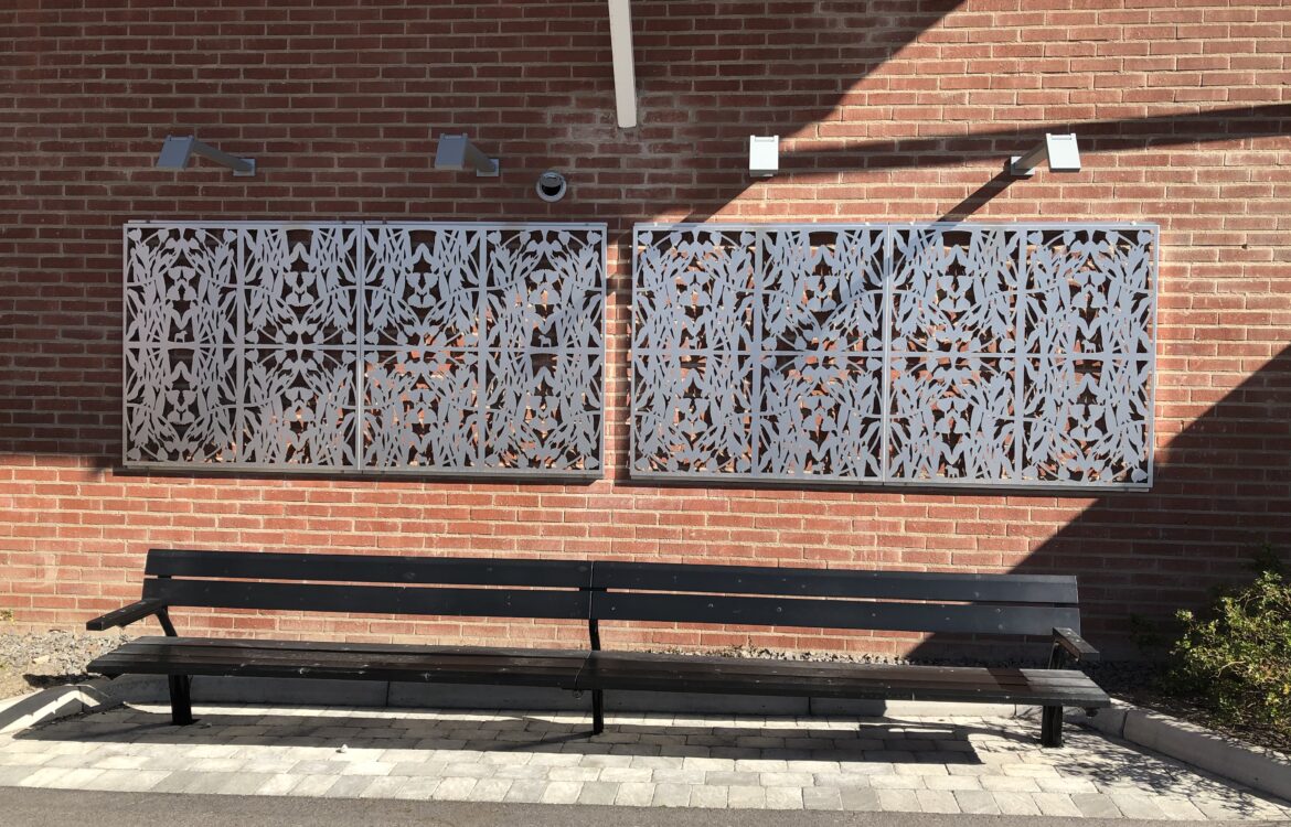 Platta av utskuren metall