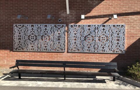 Platta av utskuren metall