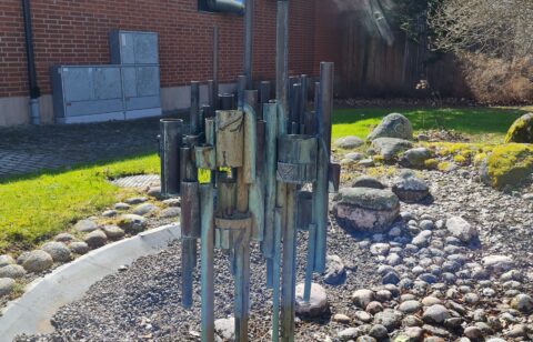 Non-figurativ skulptur i metall